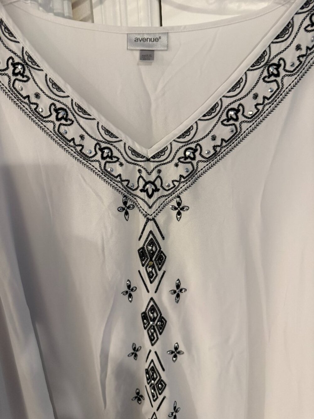 Gently Used - Avenue White with Blk Embroidered Tunic